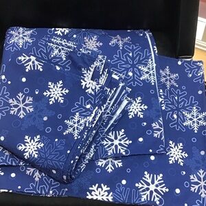 Blue Snowflake Dining One Table Runner + 11 Napkins